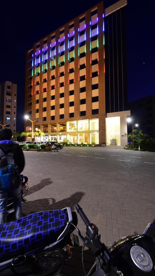 Hotel H - Sandhill Hotels Private Limited Anand Luaran gambar